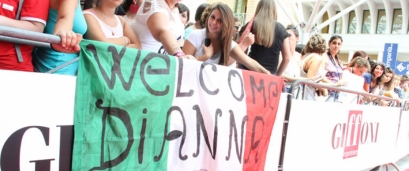 Fans go wild over Dianna Agron&#039;s arrival