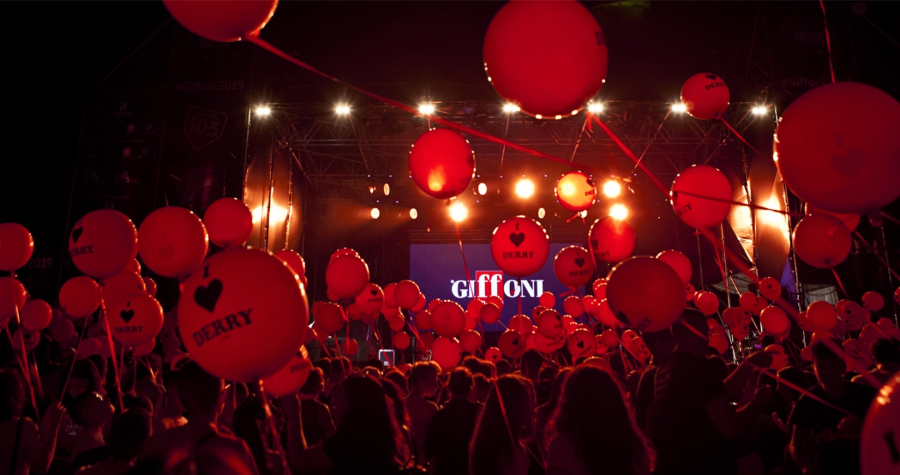 Gli iconici palloncini rossi di Pennywise hanno invaso il Giffoni Film Festival grazie a Warner Bros.