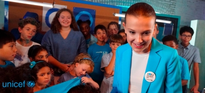 #GOBLUE: Da Millie Bobby Brown a Orlando Bloom, UNICEF celebra la giornata mondiale dell&#039;infanzia
